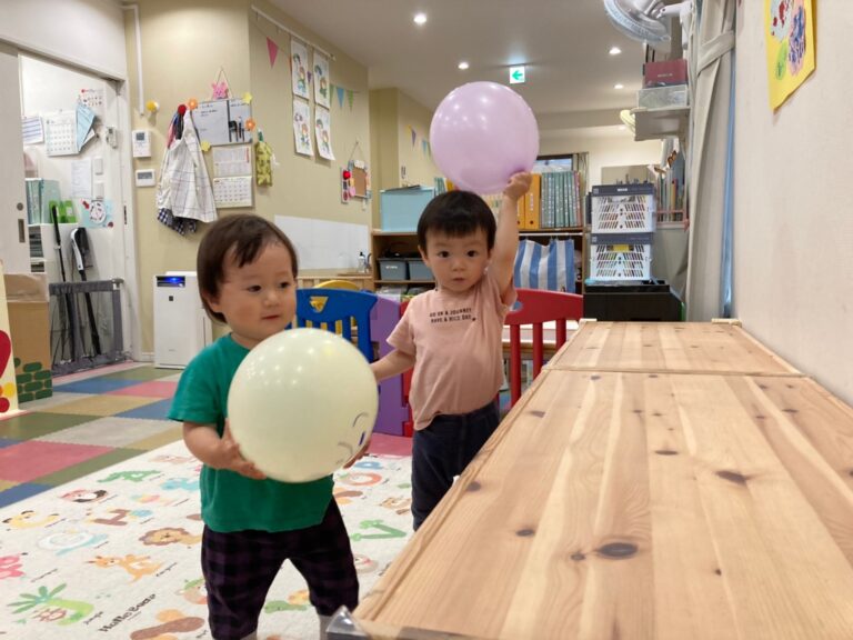 色とりどりの風船に囲まれて🎈(1歳児🐬)