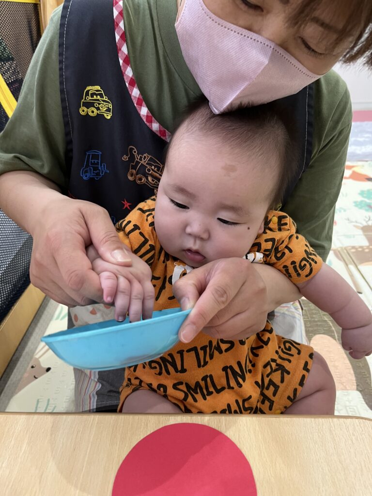 スイカの種をチョンチョン👇🏻🍉(0歳児🦦)