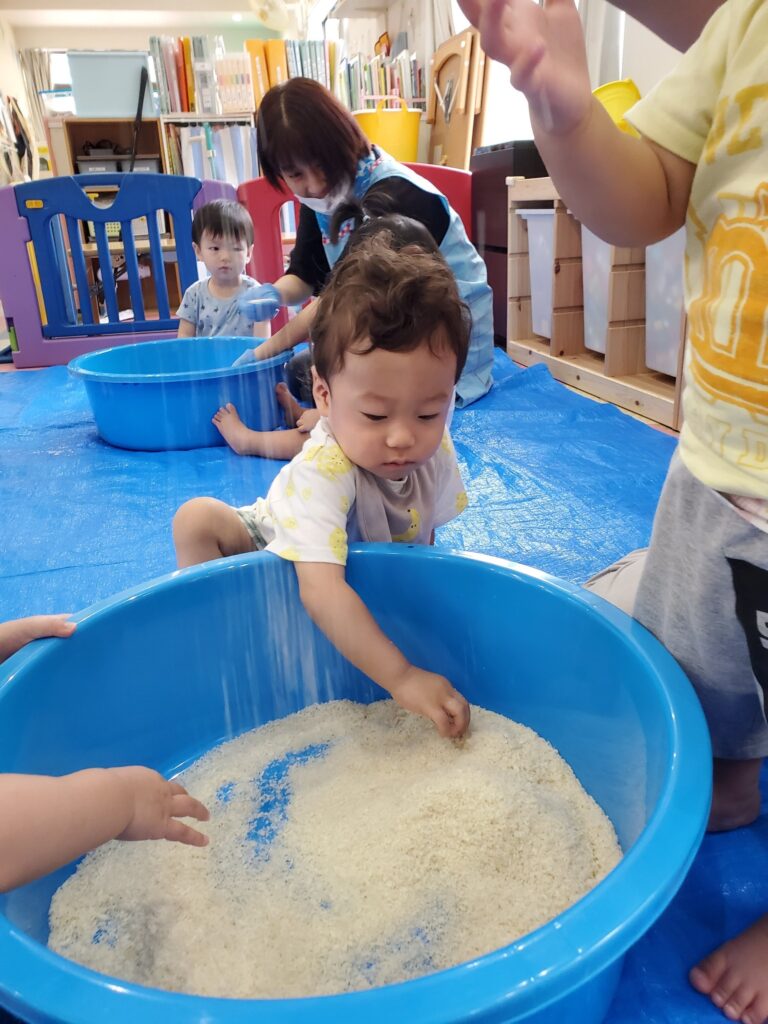 いろんな感触を楽しもう❗(1歳児🐬)