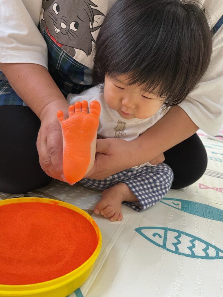 ハロウィン制作をしよう🎃♪(0歳児🦦)