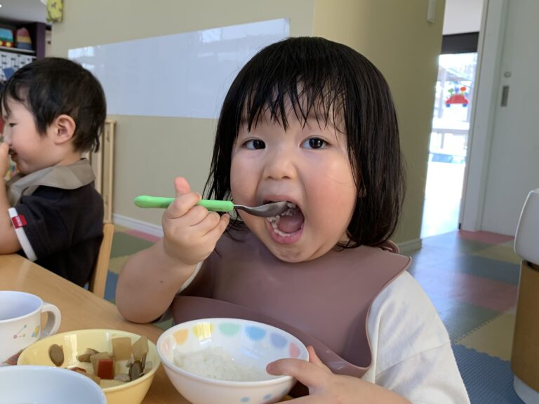 <strong>給食での子どもたちを覗いてみよう</strong>👀✨<strong>(2歳児</strong>🐳<strong>)</strong>