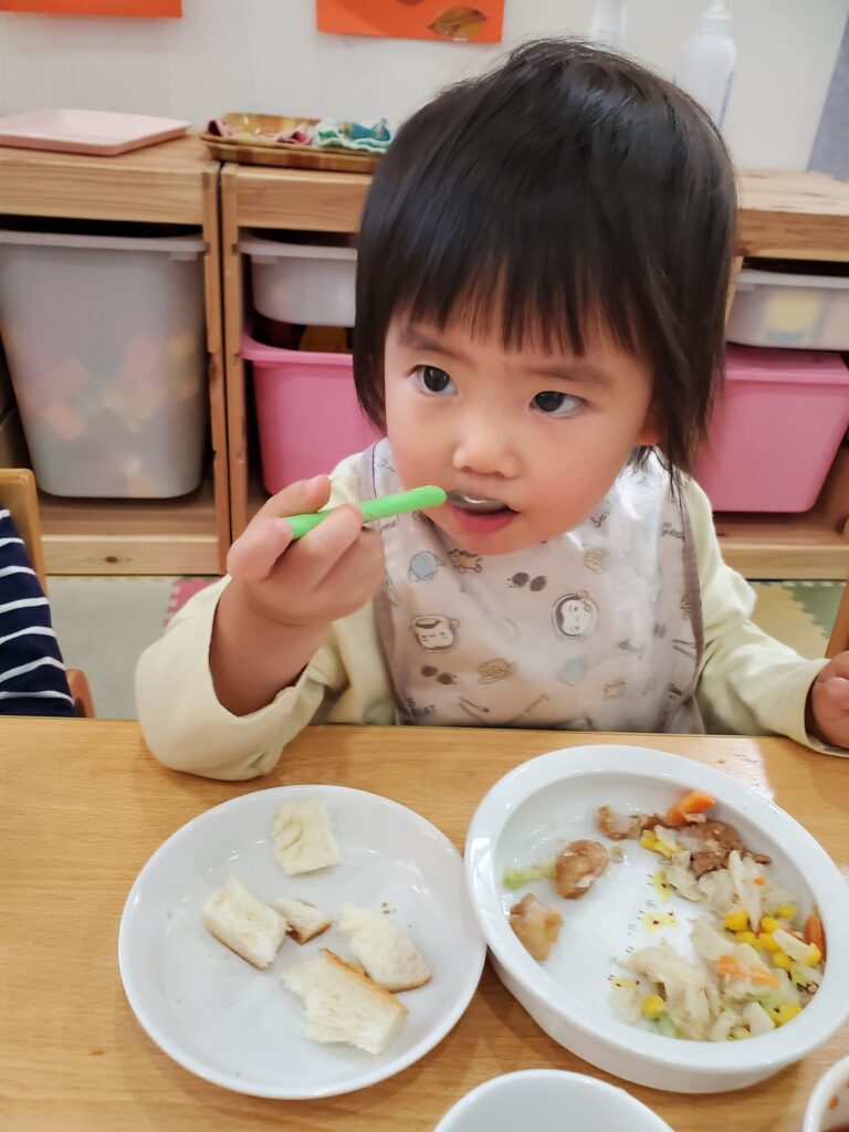 みんなで食べるとおいしいね😋(1歳児🐬)