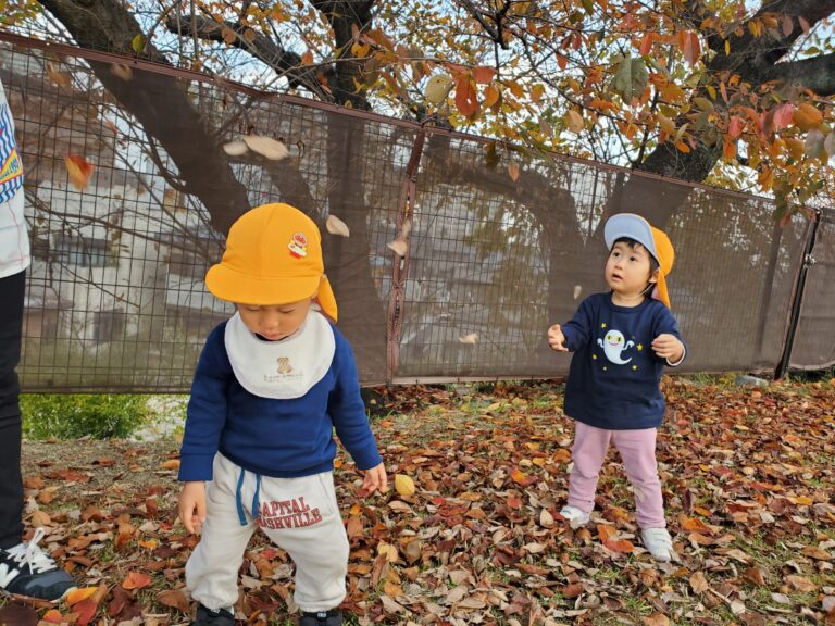 豪快に楽しもう❗落ち葉あそび🍂(1歳児🐬)