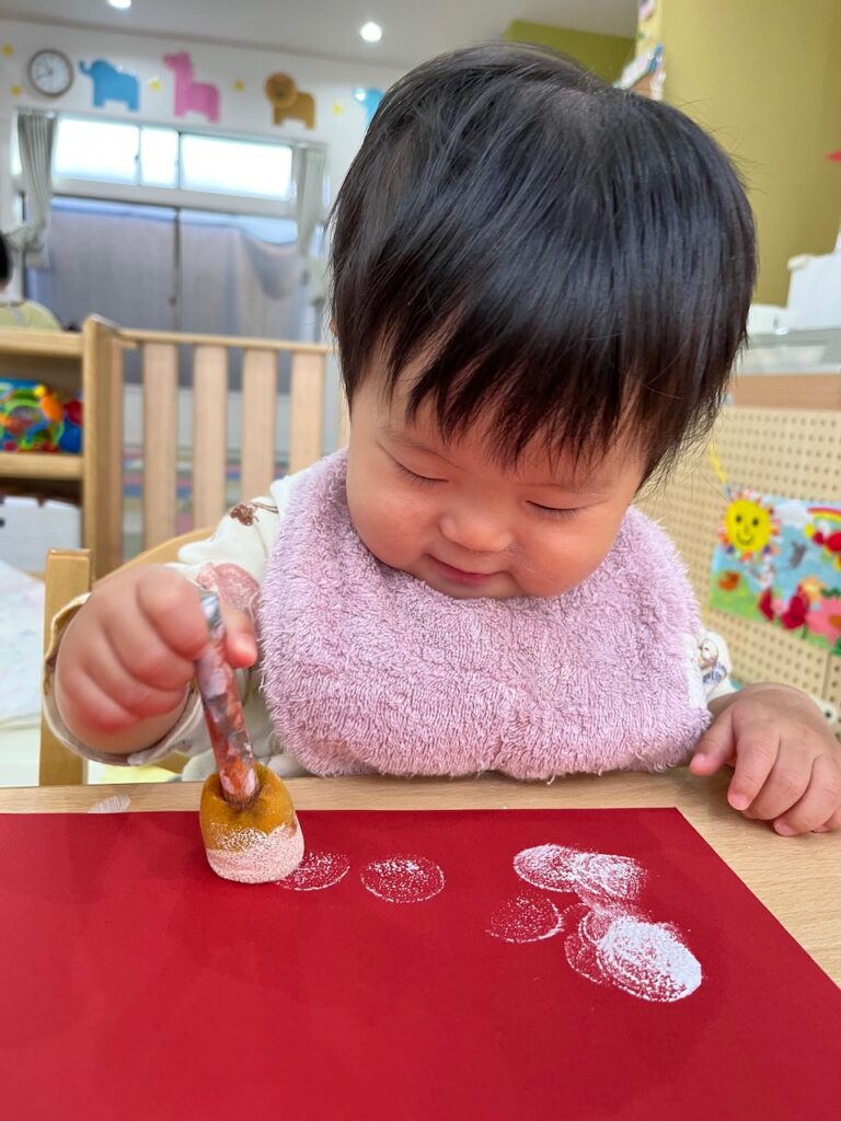 タンポで雪をポンポン❄️(0歳児🦦)