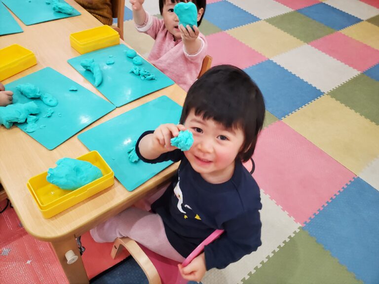 初めての粘土遊び✨️(1歳児🐬)