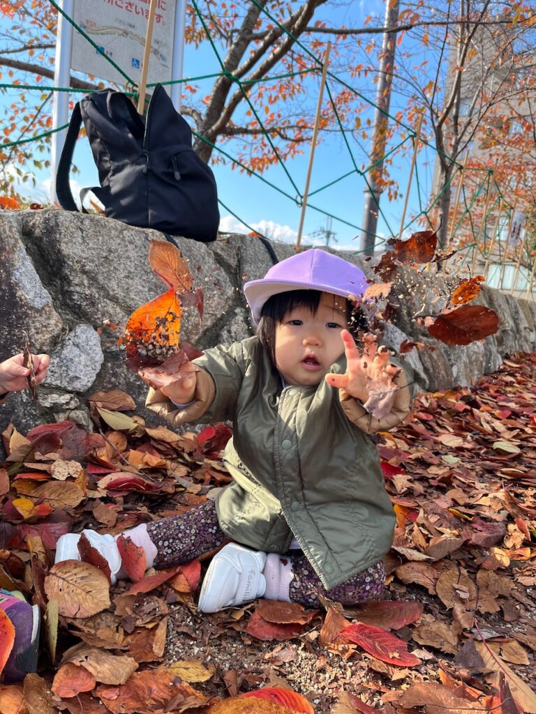 秋を感じて楽しもう☺️♪(0歳児🦦)