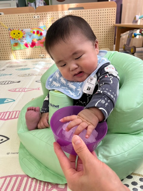 ひんやり冷たい雪遊び❄️(0歳児🦦)