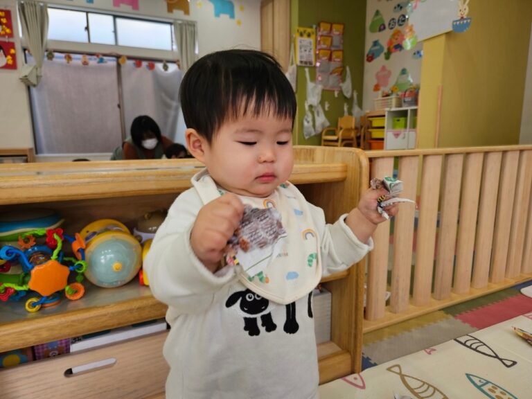 ビリビリ楽しいチラシ遊び♪(0歳児🦦)