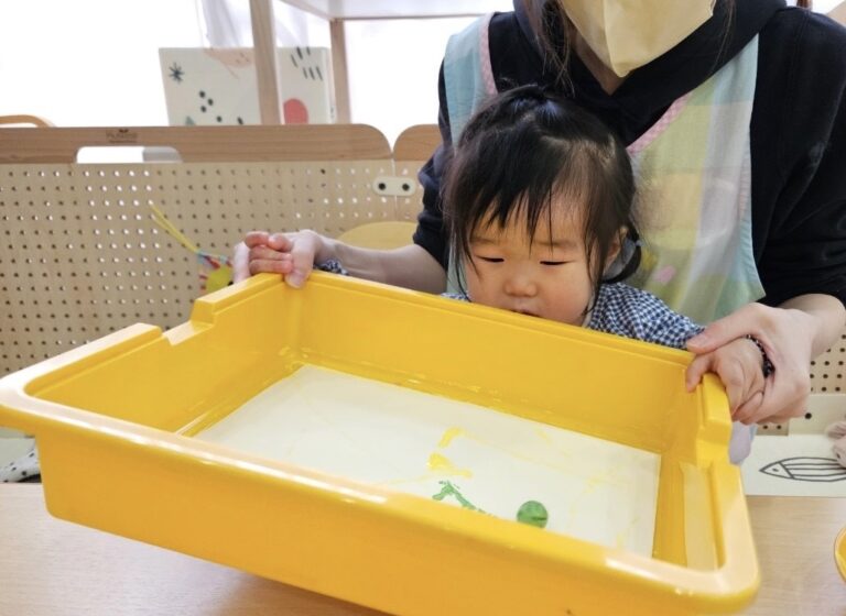 コロコロ♪たくさんビー玉を転がそう😆(0歳児🦦)