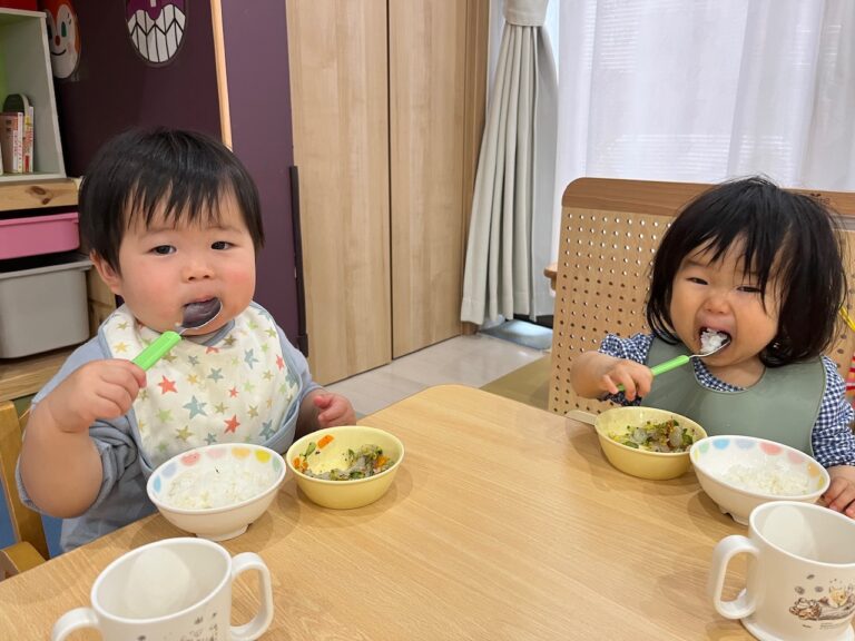 大好きな給食の時間😋(0歳児🦦)