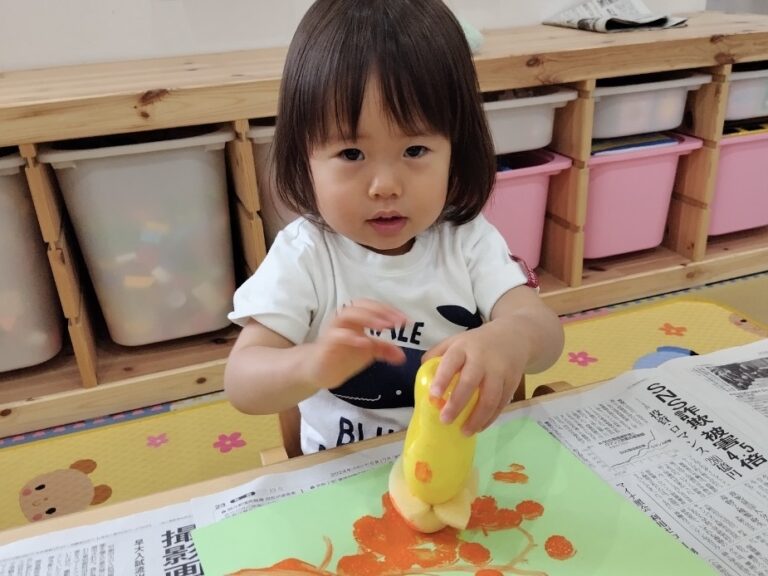 <strong>ポンポン♪スタンピングを楽しもう🎨（1歳児🐬）</strong>