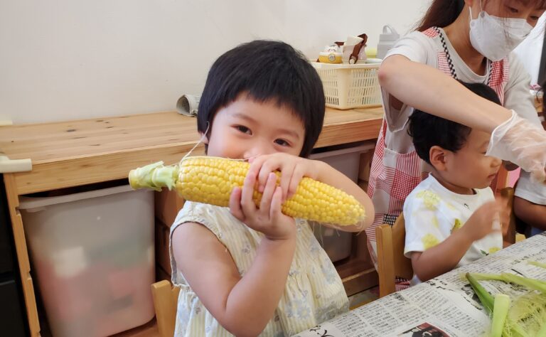 保護中: とうもろこしの皮剥き体験(2歳児🐳)