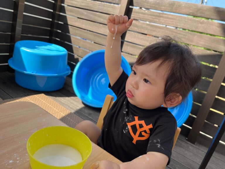 保護中: 片栗粉で遊ぼう♪(0歳児🦦)