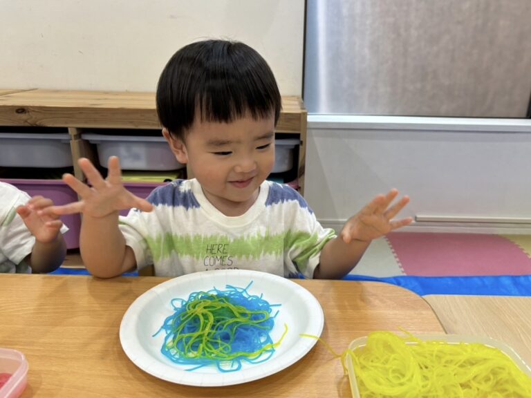 保護中: <strong>カラフルな春雨で遊ぼう🤲✨（1歳児🐬）</strong>