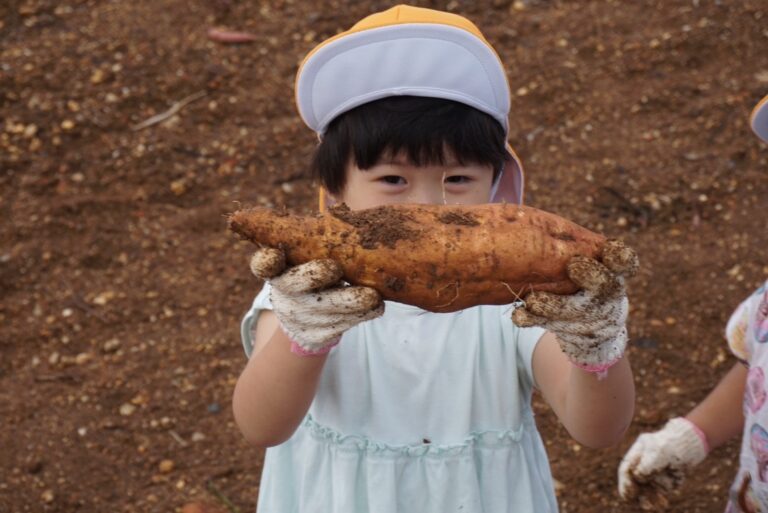 芋掘り遠足へレッツゴー🍠(2歳児)